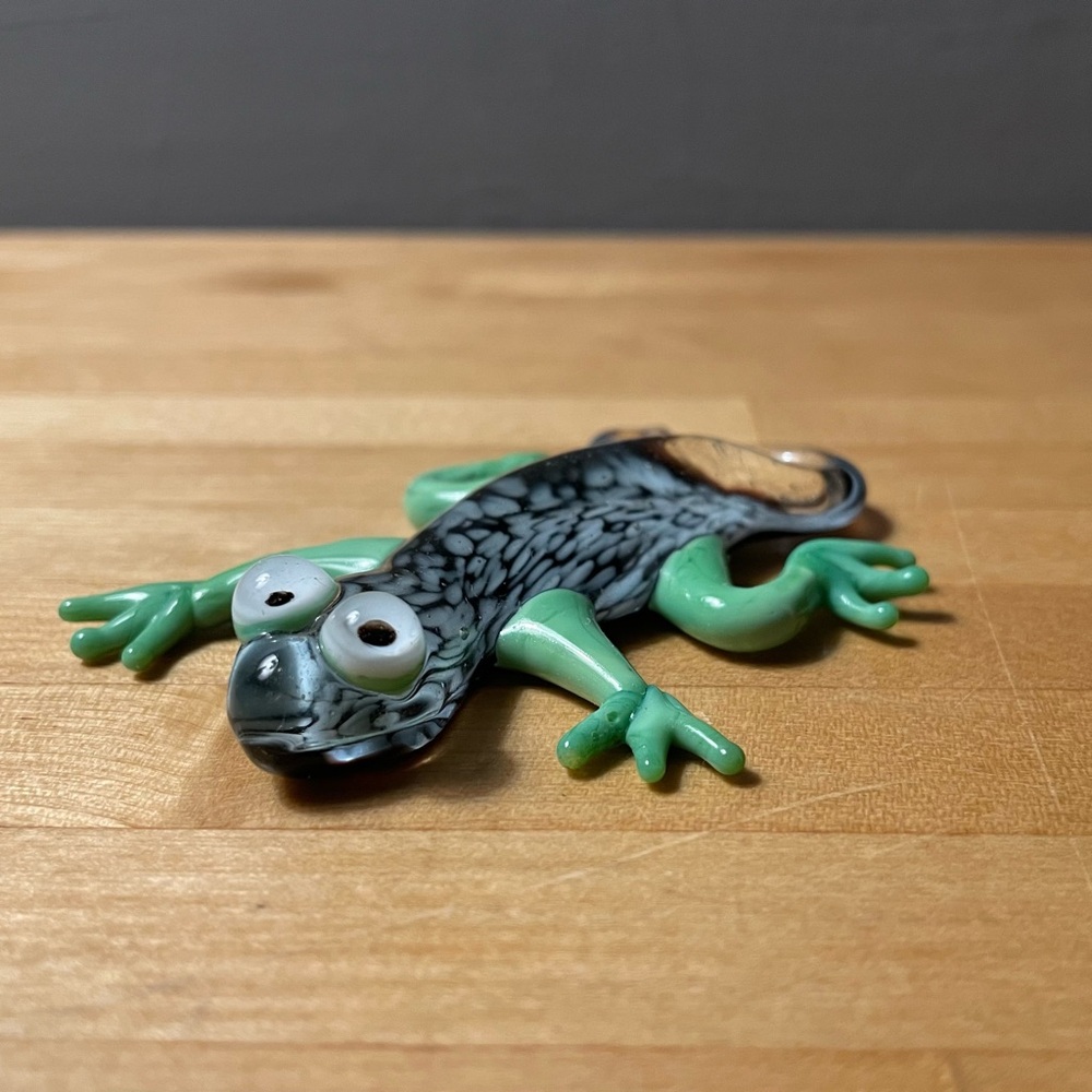 Pier 1 Art Glass - Nelson The Gecko - Original Box.